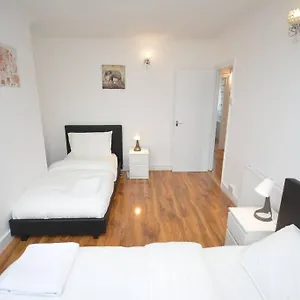 4 Bedroom House In East Holiday home London